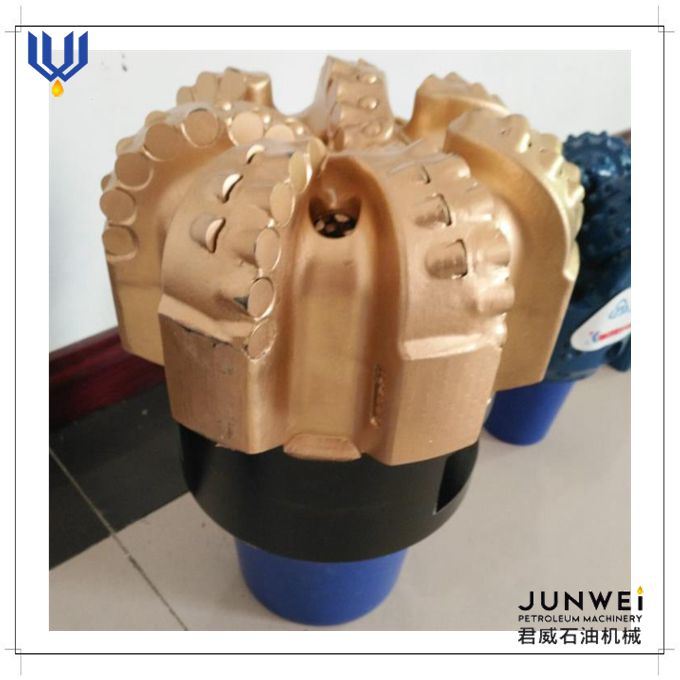 Hot Sale! 4 Blades Size 5 1/2'' China API 7-1 Water Oil Well Drill PDC Bit