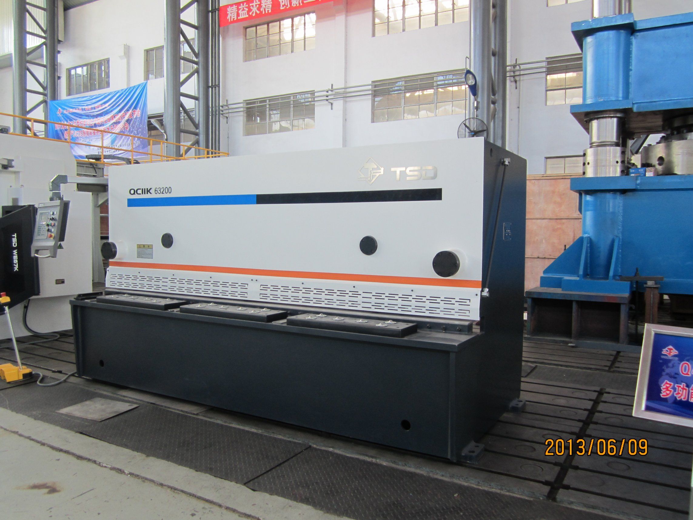 Hydraulic Guillotine Shear/Shearing Machine/Metal Cutting Machine (QC11Y-8X3200)